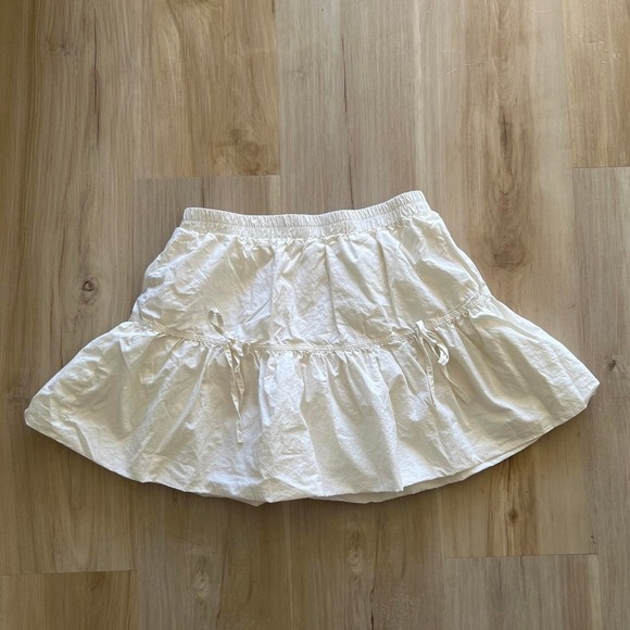 Dresses & Skirts - White mini skirt / skort with ruffles and bow ties, Women's Small